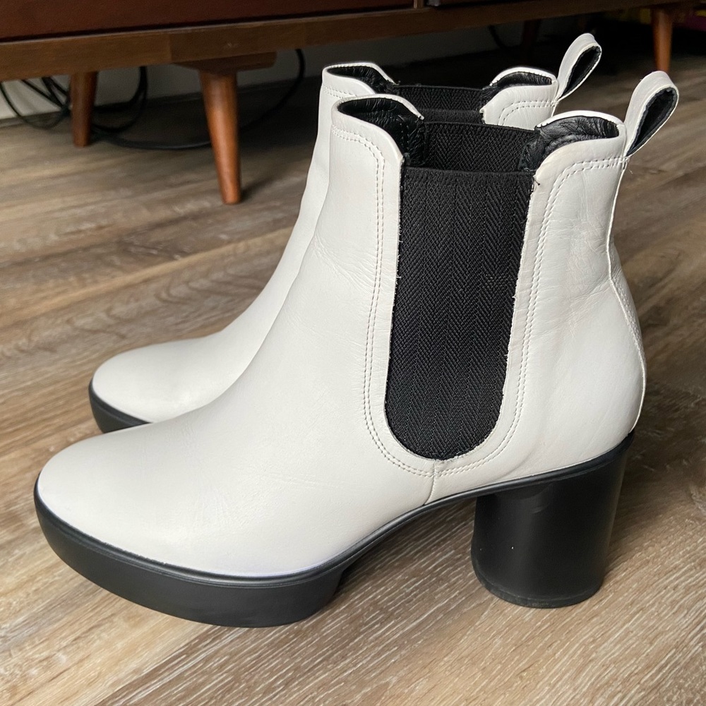 Ecco Shape Sculpted Motion 55 White Chelsea Ankle Boot Size US 9/9.5 or EU 40